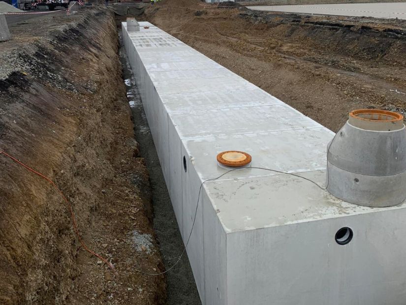 detailní reference, Betonová akumulační nádrž na dešťovou vodu s využitím pro závlahu fotbalového hřiště v Prostějově, db betonové jímky